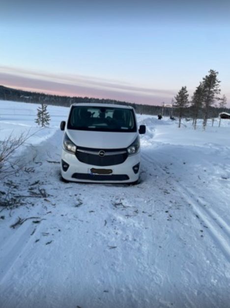 Auton eturenkaat olivat uponneet latuväylän lumeen.