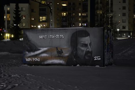 Pate-graffiti komeilee näkyvästi keravalaisen asuinalueen keskellä.