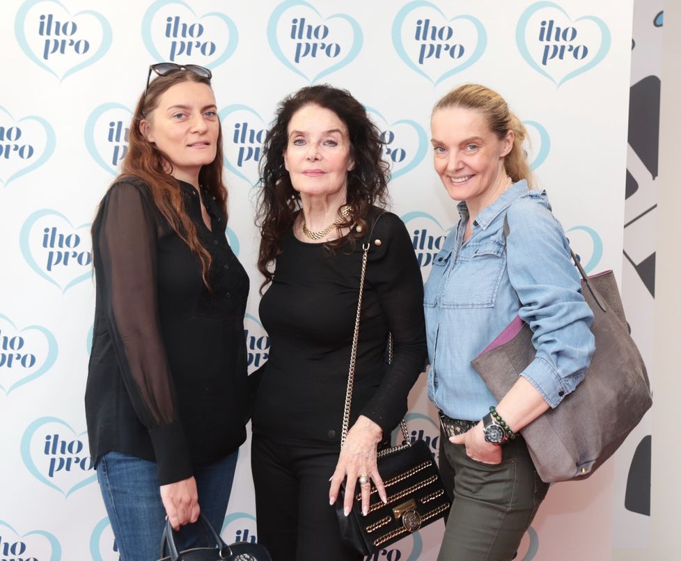 Kaarina Kivilahti tyttäriensä Karinan ja Klaran kanssa vuonna 2023.