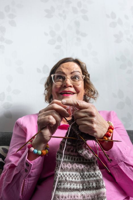 Maicci rakastaa neulomista, ja tv:tä katsellessa syntyykin sukkaa toisensa perään.