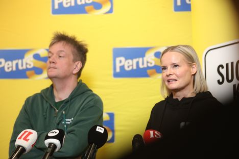 Perussuomalaisten varapuheenjohtaja Teemu Keskisarja ja puheenjohtaja Riikka Purra kuvattuna puoluevaltuuston kokouksessa joulukuun puolivälissä.