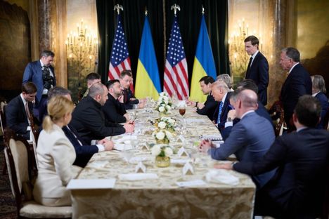 Presidentti Volodymyr Zelenskyi ja presidentti Donald Trump istuivat delegaatioineen lounaalle Mar-a-Lagossa sunnuntaina.