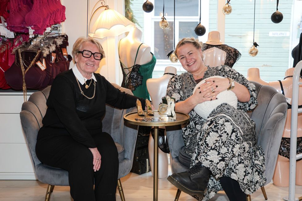 Tinja Koivuviita tuli ensimmäisen kerran kesätöihin anoppinsa Regina Koivuviidan liikkeeseen teini-ikäisenä. Ensimmäisestä työpäivästä hän ei paljoa muista. ” Sen muistan, että sain Reginalta palkan lisäksi alusasusetin.” 