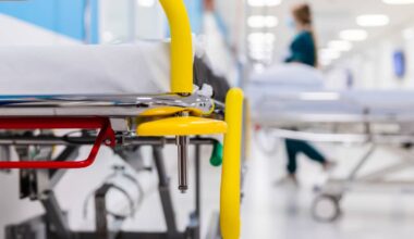 Iäkäs potilas kuoli sairaalassa Jyväskylässä – nuori hoitaja tuomittiin törkeästä vamman­tuottamuksesta | Keski-Suomi