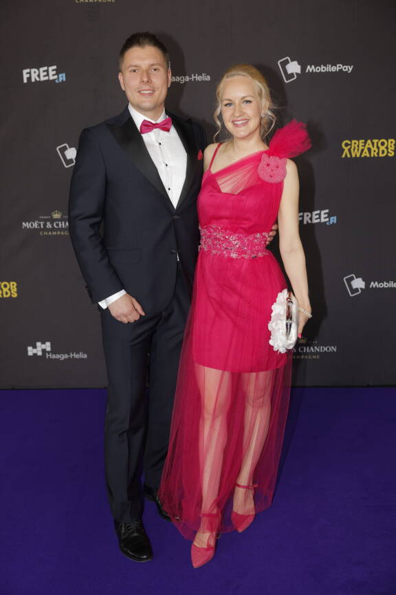 Sami Salminen ja Auri Kananen poseeraavat punaisella matolla.