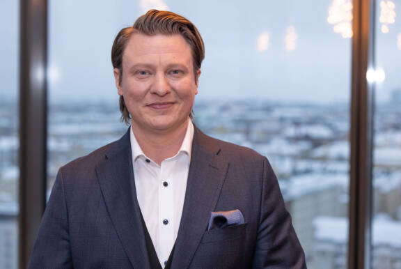 Entinen radiojuontaja, nykyinen bisnesmies Jaajo huomasi yhdennäköisyyden itsensä ja Tuomas Murajan välillä.