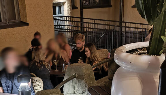 Sekä Kerttu että vasta eronnut Joel viettävät paraikaa sinkkukesää.