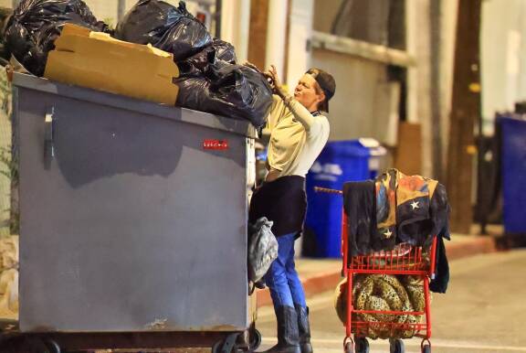 Loni löysi itselleen uuden kassin roskakasasta.