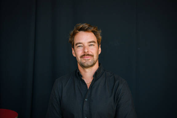 Mikko muistetaan erityisesti uransa alussa 'ensirakastajan' rooleistaan näyttelijänä.