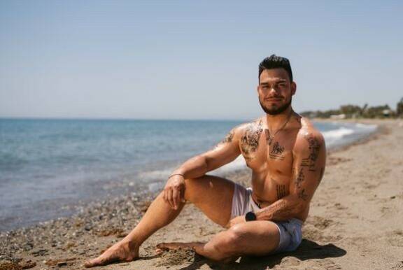 Carloksen iskulause Temppareissa on 'Hola, me llamo Carlos, mi corazón es tu casa. Haluutteko tietää mihin muuhun mun kieli pystyy?”