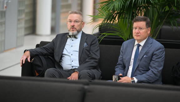 Anneli Aueria edustaa Markku Fredman (vas.), Jens Ihleä Kalle Gummerus. He kuulustelivat Annelin veljeä pitkään.