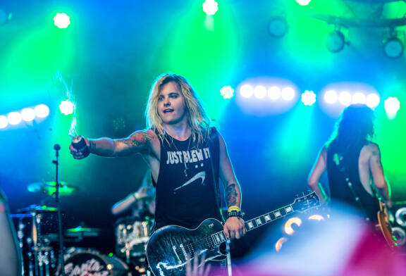 Archie Cruz on kaiken muun julkisuuden lisäksi myös taitava kitaristi. Kuva vuodelta 2016.