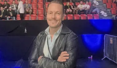 Salakuvat: Markus Räikkönen hotelliaamiaisella söpössä seurassa