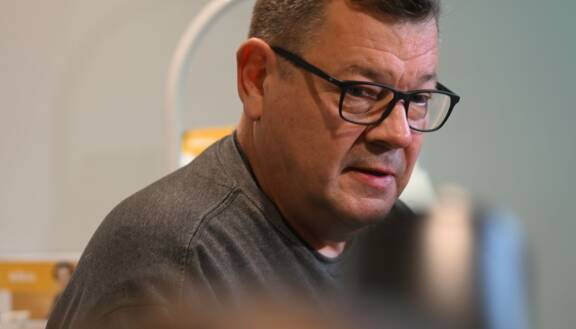 Vaikka Jens Ihlen ja Annelin suhde oli jo päättynyt, he pitivät toisiinsa yhteyttä. Kun Anneli pidätettiin murhasta, Jens otti poliisiin yhteyttä puolustaen Annelia.