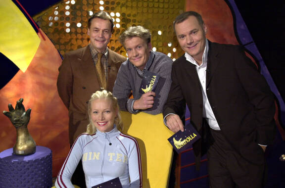 Sara kävi 2002 Santeri Kinnusen juontaman Kuutamolla-ohjelman vieraana Timo T.A. Mikkosen ja Jaakko Selinin kanssa.