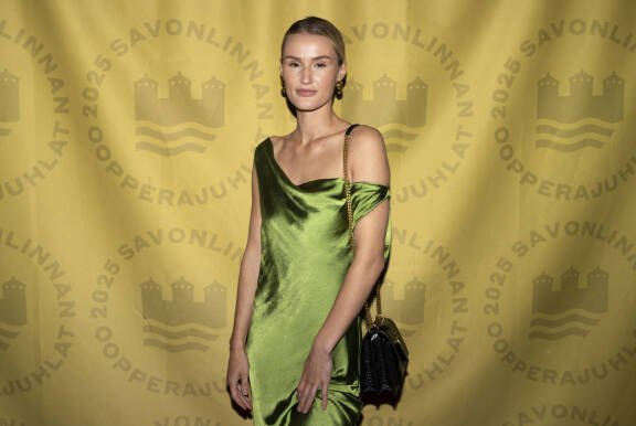 Beata Leppilampi saapui viime kesänä ennakkotiedoista poiketen Savonlinnan oopperajuhlien kutsuvierastilaisuuteen ilman Mikkoa.