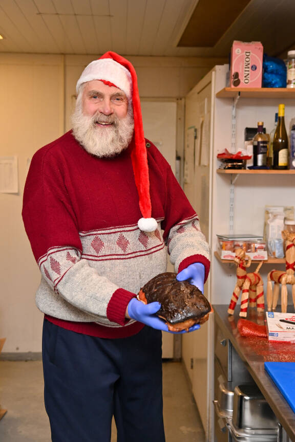 Mietaa esittelemässä mämmikinkkua jouluna '23.