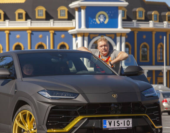 Vesa Keskinen kuvattuna kyläkaupan pihalla 2020.