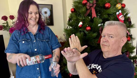 Aki ja Heli Palsanmäki poseeraavat Seiskalle Espanjassa marraskuussa 2025.