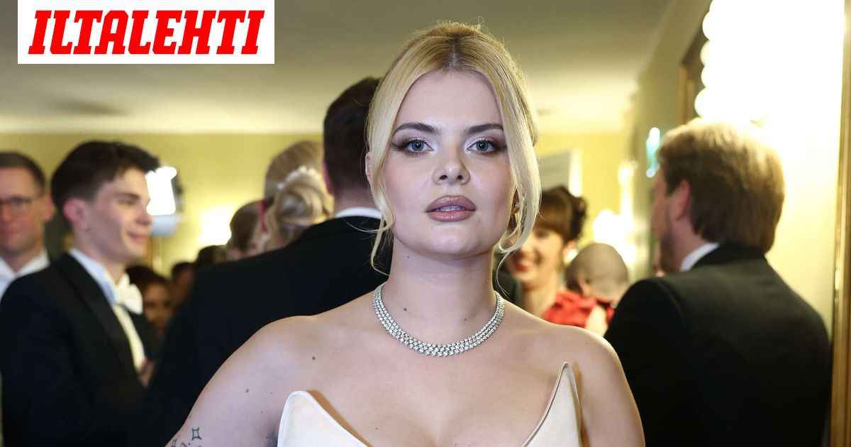 ”Rinnat olivat aika esillä” – Yhden vieraan asu Linnan juhlissa oli monen mielestä liikaa