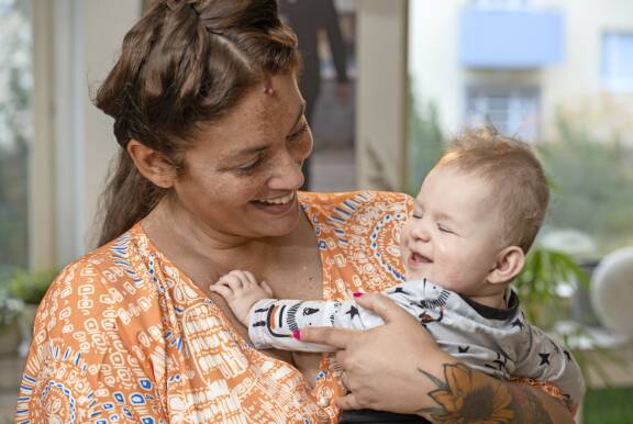 Jasmin Vähäkankaasta tuli maaliskuussa äiti, kun Ossian putkahti maailmaan.