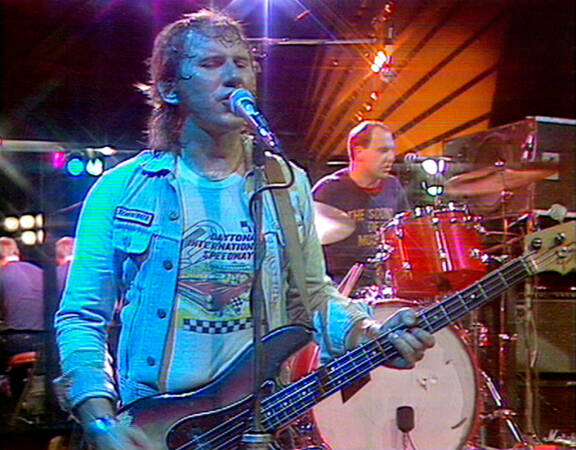 Cisse Häkkisen viimeisiä vuosia väritti alkoholi. Legendaarinen basisti siirtyi vehreämmille musakentille vain 39-vuotiaana.