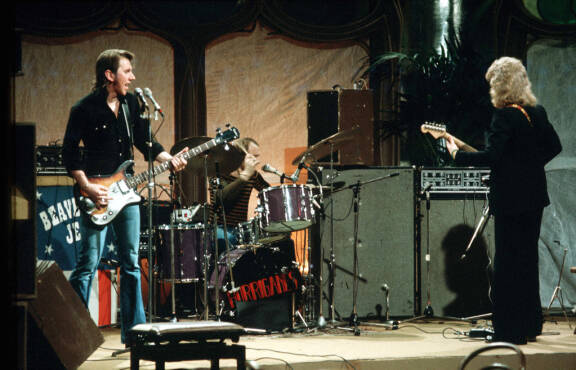 Hurriganesin legendaarisimmassa kokoonpanossa soitti Remun ja Cissen lisäksi Albert Järvinen.