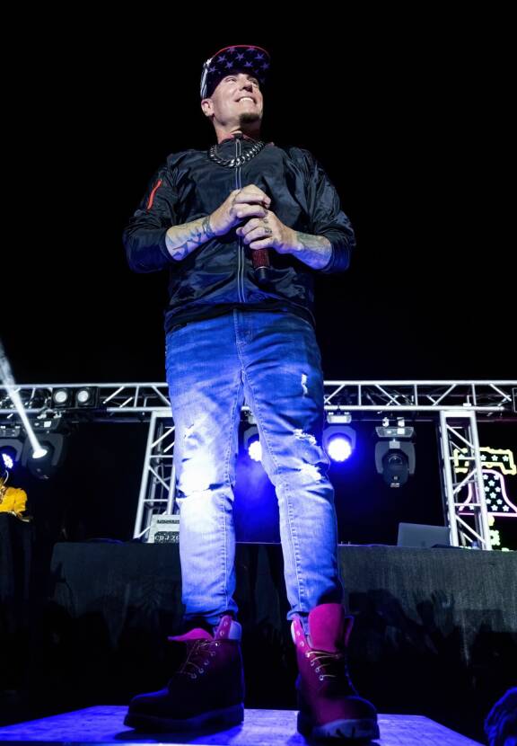 Vaikka Vanilla Icen nimi ja hittibiisi liittyvät jäähän, kelpaa hänelle vesi myös nestemäisessä muodossa.