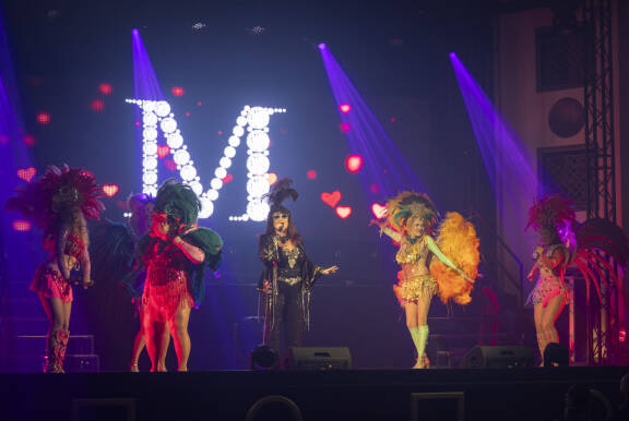 Meijun lavashow´hun sopii riittävä määrä kimalletta ja väriä.