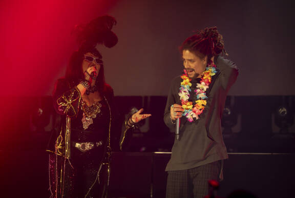 Meiju esitti Junon kanssa kaksikon yhteiskappaleen Hiillos. - Pitää seuraavaksi pyytää Meiju fiittaamaan omalle kappaleelle, Juno suunnitteli.