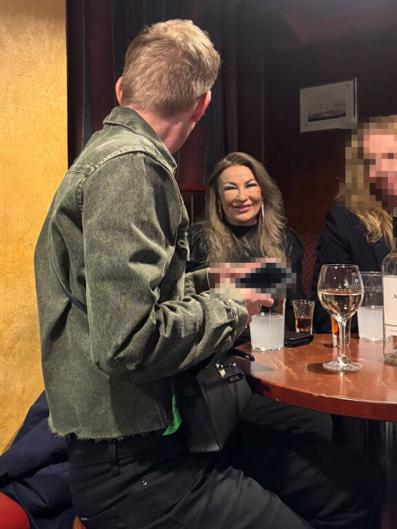 Marika Fingerroos seurueineen istuu baarin nurkkapöydässä.