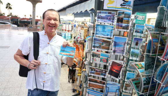 T.T. Purontaka poseeraa Seiskalle joulukuussa 2025 Espanjassa.