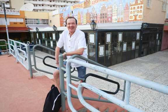 T.T. Purontaka poseeraa Seiskalle joulukuussa 2025 Espanjassa.