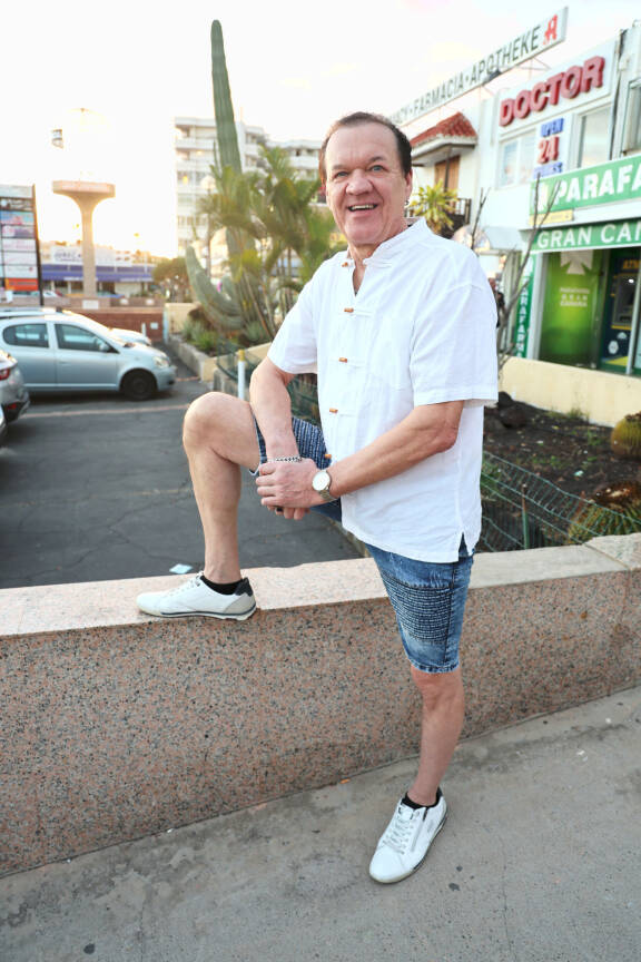 T.T. Purontaka poseeraa Seiskalle joulukuussa 2025 Espanjassa.