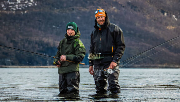 Mikko 'Peltsi' Peltola ja Osmo Peltola kalassa Norjan Lyngenin vuonossa.