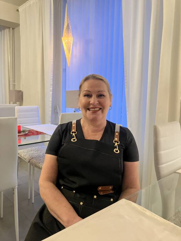 Eija esiintyy välillä itsekin karaokessa mikki kädessään sekä duetoiden muiden kanssa että yksinäänkin.