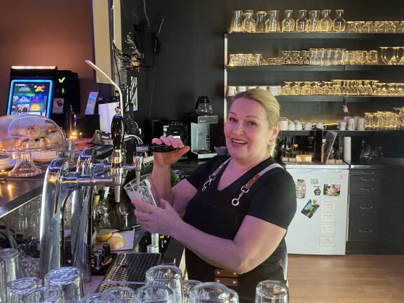 Eija kaataa tottunein ottein olutta asiakkaille. Sun Toive täyttänee lähes kaikki paikallisten toiveet.