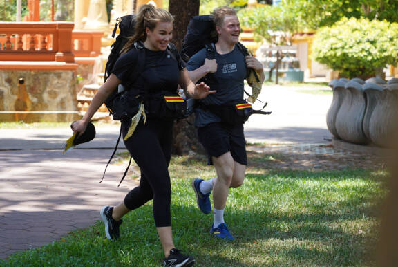 Sara ja Artturi Sieppi juoksevat rinkat selässä.