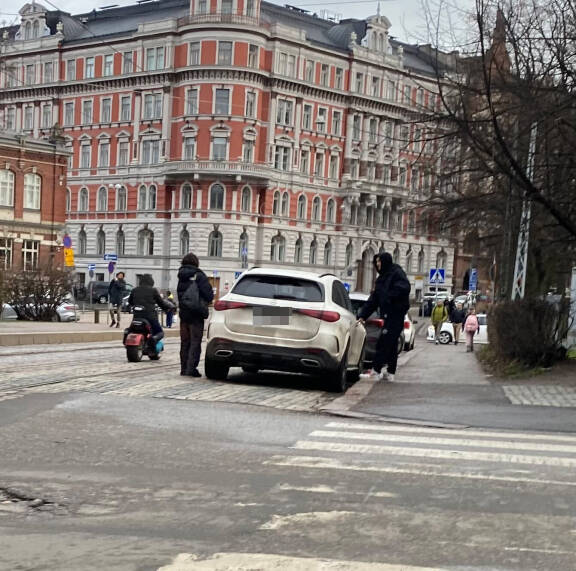 Shirly hyppäsi ratin taakse ja Ahti viereen.