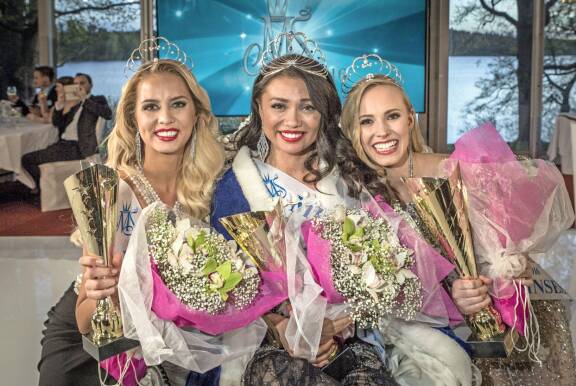Tältä näytti uunituore Miss Suomi keväällä 2016. Shirlyn vasemmalla puolella perintöprinsessat Emilia Seppänen ja Heta Sallinen.