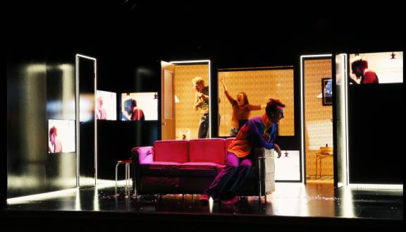 Q-teatterin kevätkaudella Miro näyttelee menestysnäytelmässä Uuteen nousuun. Näyttämöllä nähdään myös puoliso Anna-Sofia Tuominen.