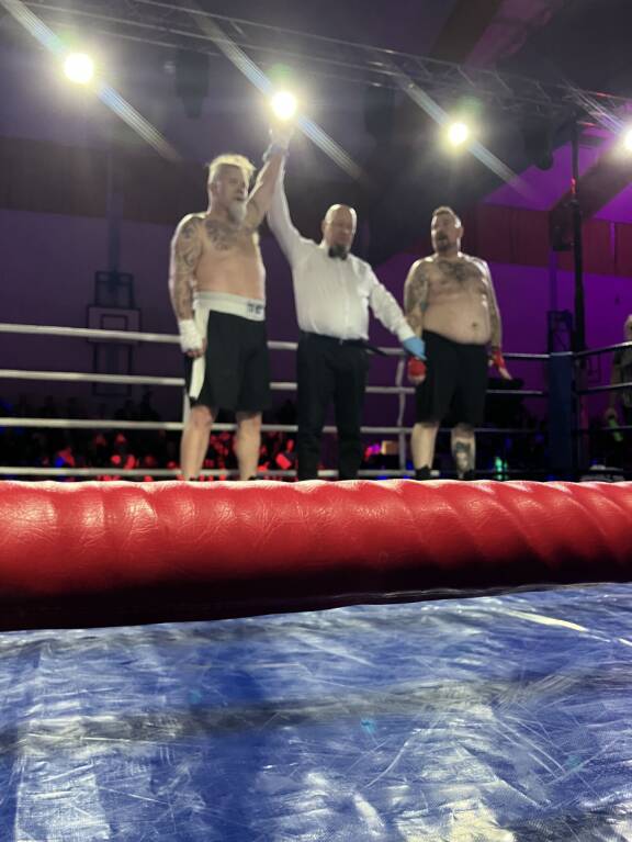 Tuomari lopetti ottelun kesken, sillä koki ilmeisesti ottelun vaaralliseksi Nickylle.