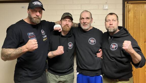 Nyrkkeilijäsuuruus Robert Helenius osallistui 28.11.2025 Kiuruveden Turpaanvetotalakoisiin, jossa toimi isänsä, Karl Heleniuksen kulmamiehenä. Tapahtuman lopussa 'Robbe' palkittiin Suomen Ammattinyrkkeilyliiton Taistelija-palkinto. Pukuhuoneessa Robben kanssa poseerasivat veljet Niklas ja Patrik sekä Karl-isä.