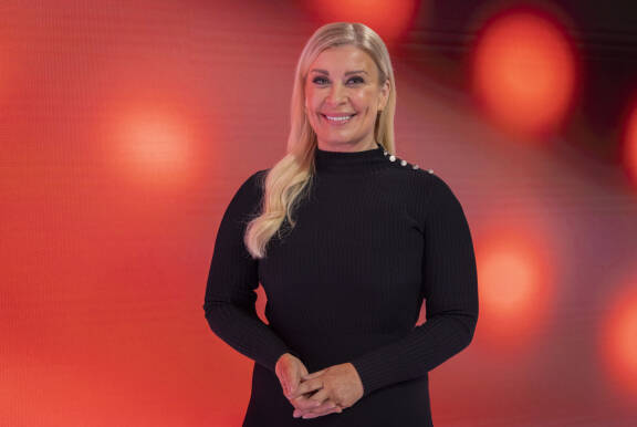 Kirsi Alm-Siira on kaikkien tuntema uutisankkuri, mutta vuonna 2001 hän oli vielä melko tuntematon nimi.