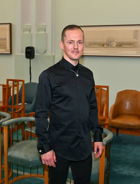 Seiska haastatteli Sami Jauhojärveä Lotta Svärd Säätiön Lupaus-korusarjan muotinäytöksessä.