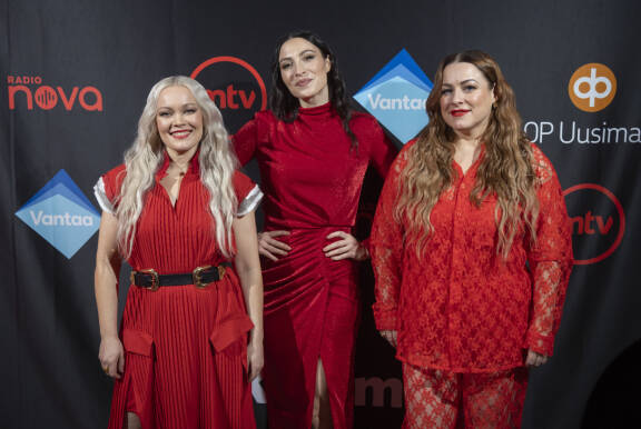 Anna Puu, Ida Paul ja Erin Anttila muodostavat kantritrio Rodeon.