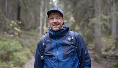 Peltsin toinen luonto: Mikko Peltola ja kuvaaja Juha Korhonen sanailevat Saimaalla