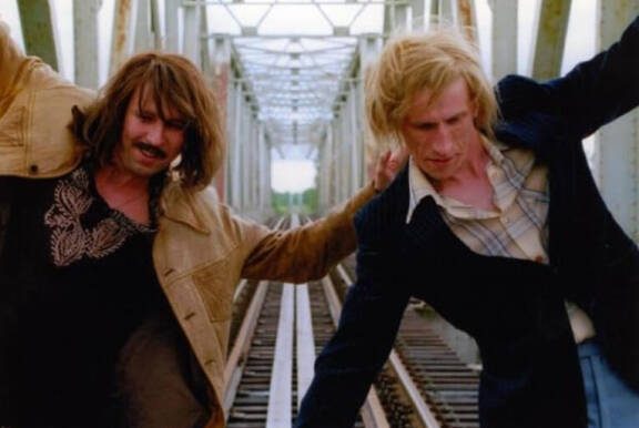 Rentun Ruusu kertoo Irwin Goodmanin (Martti Suosalo) ja Vexi Salmen (Ilkka Koivula) ystävyydestä ja urasta.