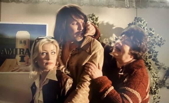 Kohtaus elokuvasta, jossa Irwin ja Kirsin esittämä nainen pelaavat flipperiä, kun toinen nainen tulee häiritsemään.