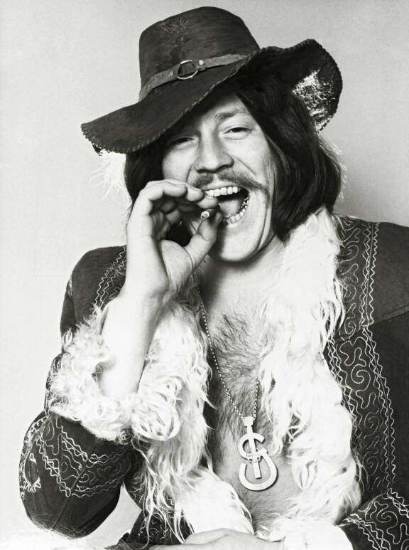 47-vuotiaana kuollut Irwin Goodman oli todellinen lurjus, jonka musiikki elää ja voi hyvin. Kuva Ylen Iskelmä-Suomi-ohjelman Sininen ja valkoinen - jaksosta.